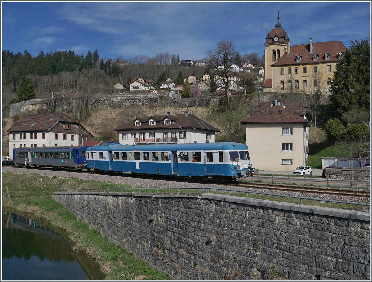 Der  Assosiation l'autrail X2800 du Haut Doubs  X 2816 mit Beiwagen erreicht im Rahmen einer Ostersonderfahrt in Kürze sein Ziel Morteau. Im Hintergrund ist die Kirche Notre-Dame de l'Assomptions zu sehnen.

16. April 2022
