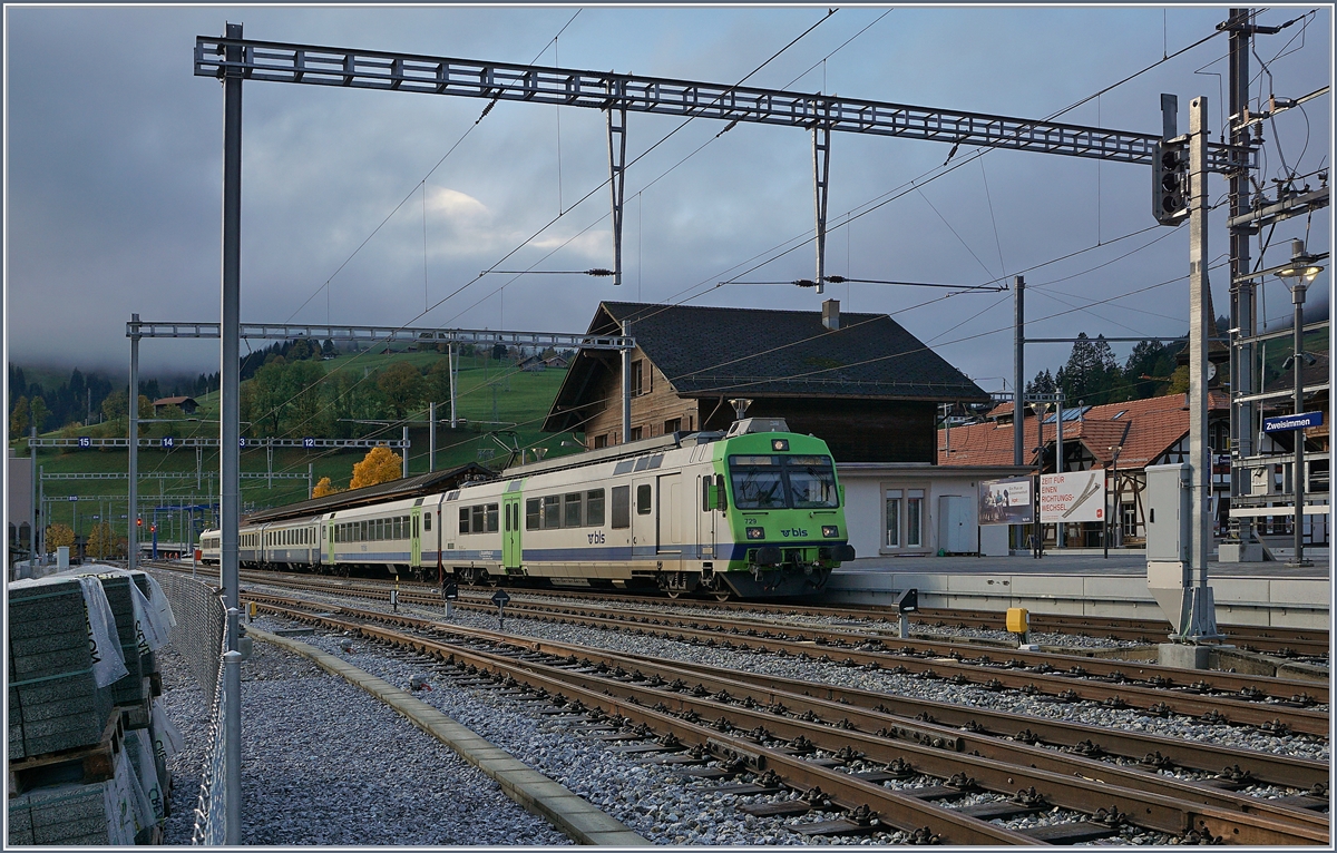 Der aus Spiez in Zweisimmen eingetroffene RE zeigt sich noch mit zwei blauen BLS Wagen. 

22. Okt. 2019