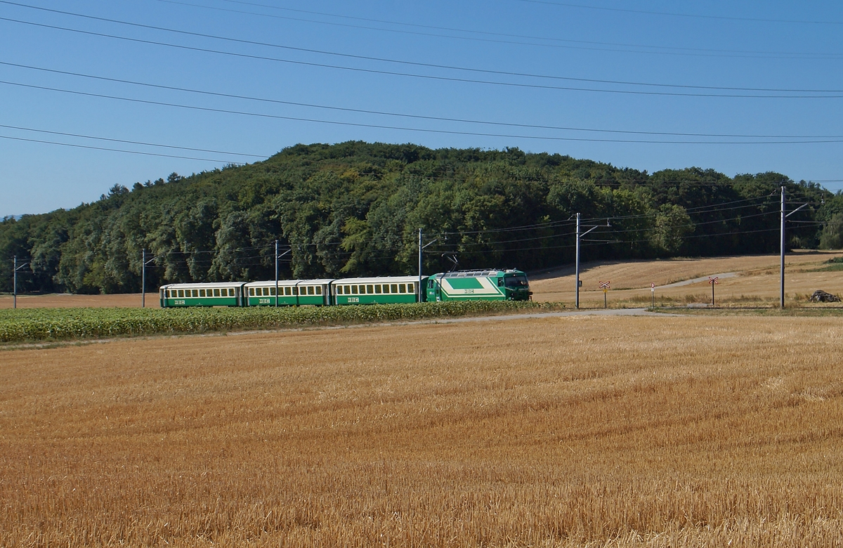 Der BAM Regionalzug 107 wird als einziger mit Lok und Komp. geführt, hier ist es auf der Leerrückfahrt kurz nach der Haltestelle Chardoney-Château.
21. Juli 2015