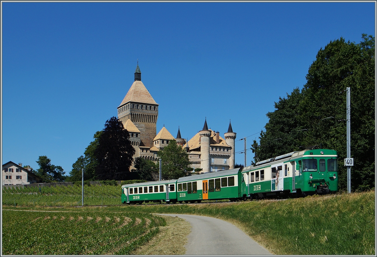 Der BAM Regionalzug 127 von Bière nach Morges bei Vufflens le Château.
16. Juni 2014