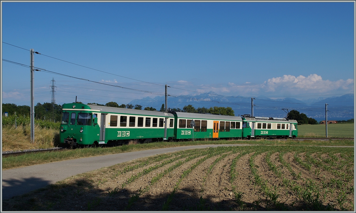 Der BAM Regionalzug von Morges nach Bière erreicht in Kürze Vufflens le Château. 
16. Juni 2014