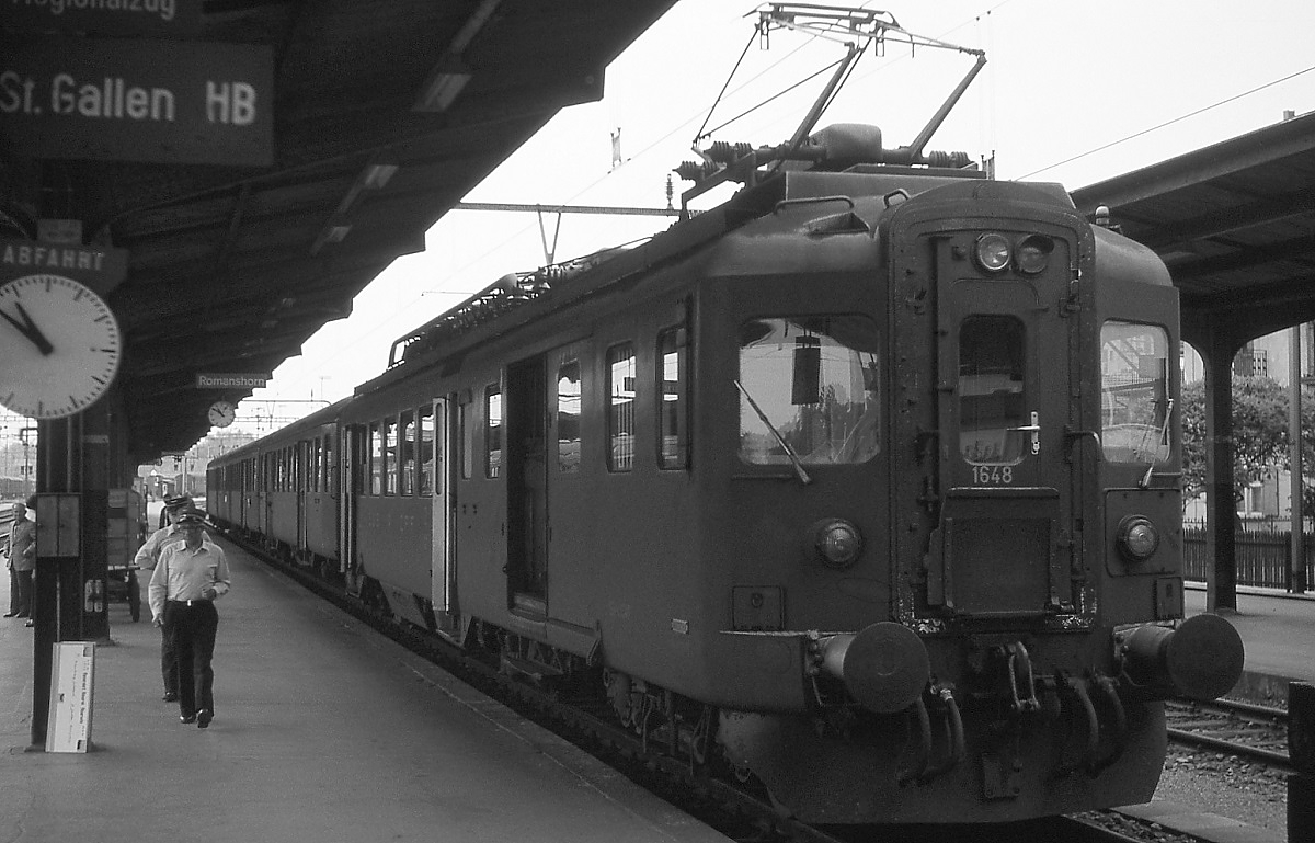 Der BDe 4/4 1648 steht im Fr�hjahr 1979 abfahrbereit nach St. Gallen im Bahnhof Romanshorn