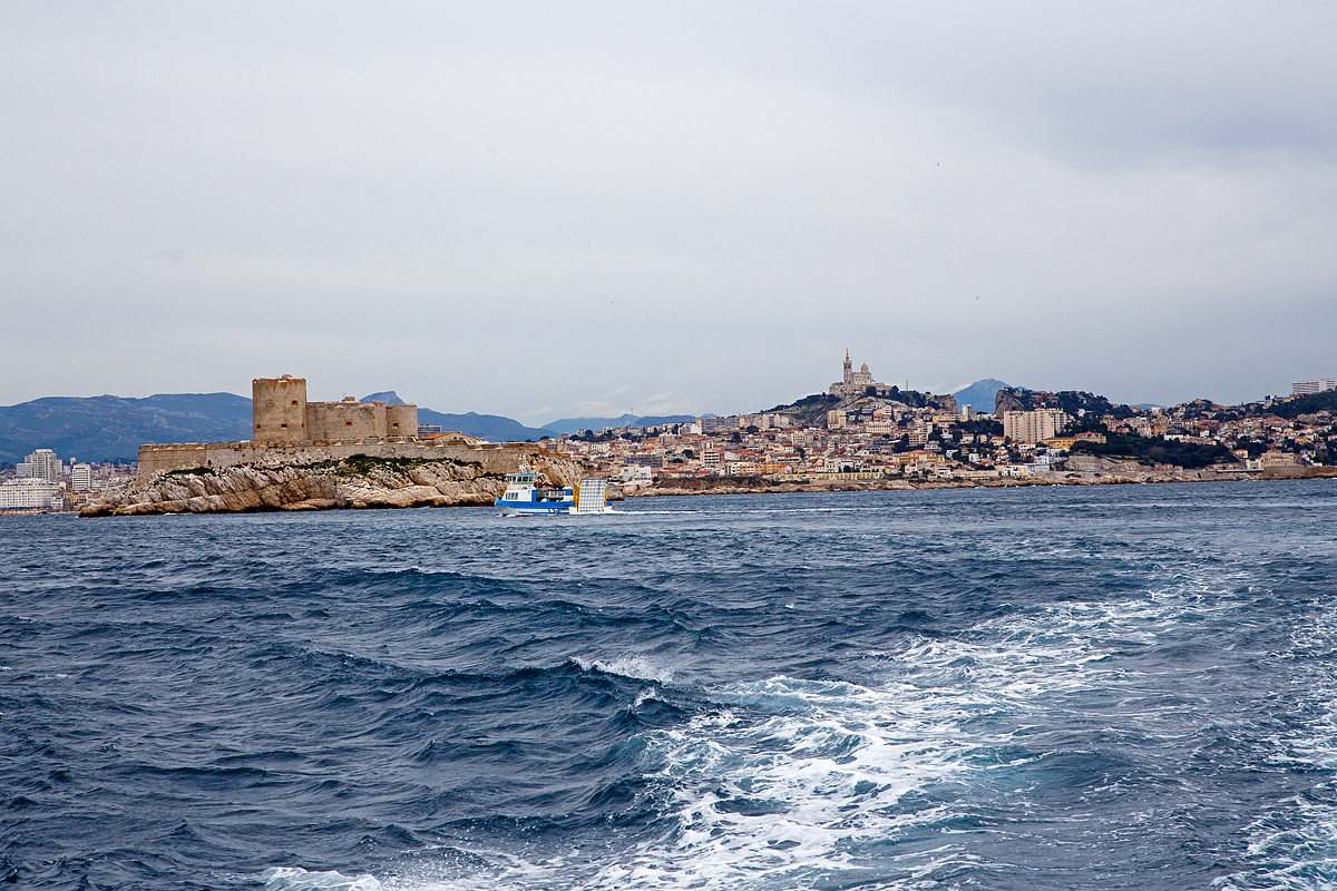 Der Blick von der Henri-Jacques Espérandieu eine der Touristen-Fähren, zwischen dem alten Hafen Marseille (le Vieux-Port de Marseille) und den Frioul Inseln am 25.03.2015 auf die Île d’If.

Die Île d’If eine Felseninsel gehört zur Gruppe der Frioul-Inseln, ist etwa 280 Meter lang und bis 80 Meter breit. Mit dem weltbekannten Château d’If, eine Festung und ein ehemaliges Gefängnis. Ihre Berühmtheit verdankt die Festung dem Schriftsteller Alexandre Dumas, der einen Teil der Handlung seines 1844 erschienenen Romans Le Comte de Monte-Cristo (Der Graf von Monte Christo) auf der Insel ansiedelt.

Dahinter liegt nun Marseille, oben (rechts) auf dem Berg (der höchsten Erhebung von Marseille) kann man sehr gut die Wallfahrtskirche Notre-Dame de la Garde erkennen.

