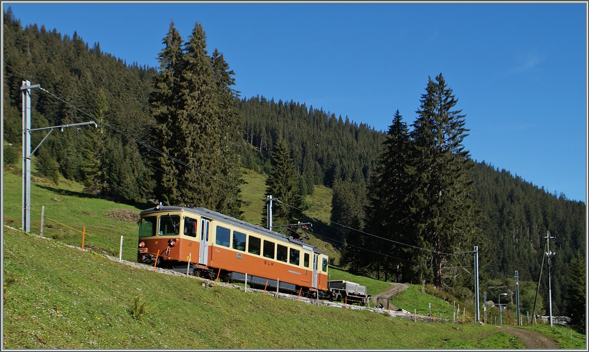Der BLM Be 4/4 21 kurz nach der Abfahrt in Gütschalp auf dem Weg nach Mürren.
28. August 2014