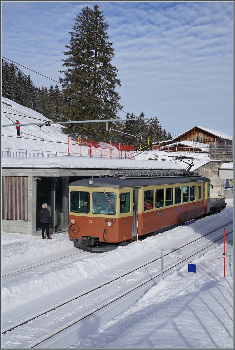 Der BLM Be 4/4 22 auf der Fahrt von de Grütschalp nach Mürren im Winter 2023/24. Zwischenzeitlich wurde der Triebwagen (nach der Anlieferung des zweiten neuen Be 4/6) in Tal hinunter transportiert.

16. Jan 2024