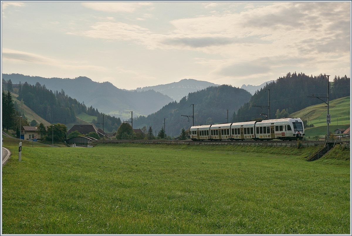 Der BLS  Kambly  RABe 535  Lötschberger auf der Fahrt von Bern nach Luzern in der Nähe von Trubschachen. 

1. Okt. 2020