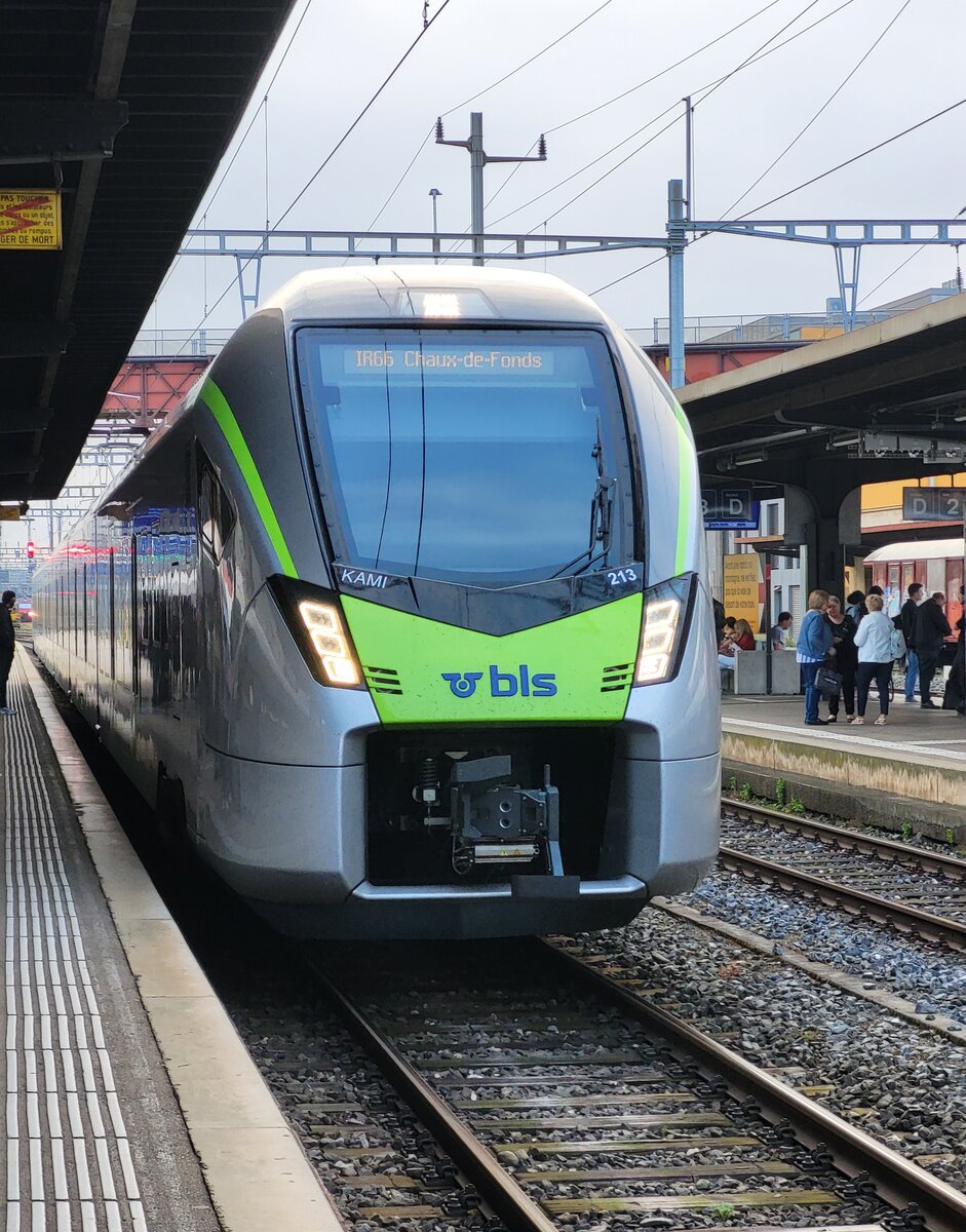 Der BLS RABe 528 213 KAMI nach La Chaux de Fonds erreicht als IR 66 Neuchâtel.
26. Juni 2024
