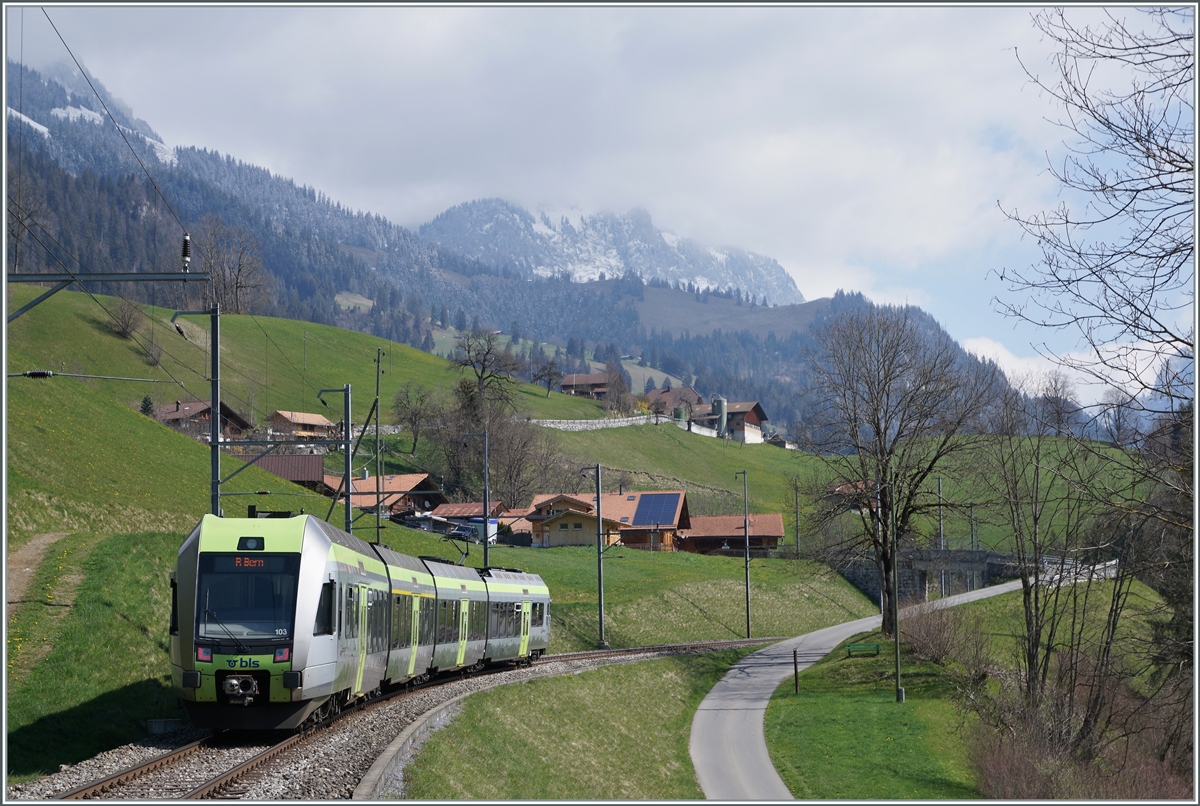 Der BLS RABe 535 103 nach Bern kurz nach der Abfahrt in Enge im Simmental.

14. April 202