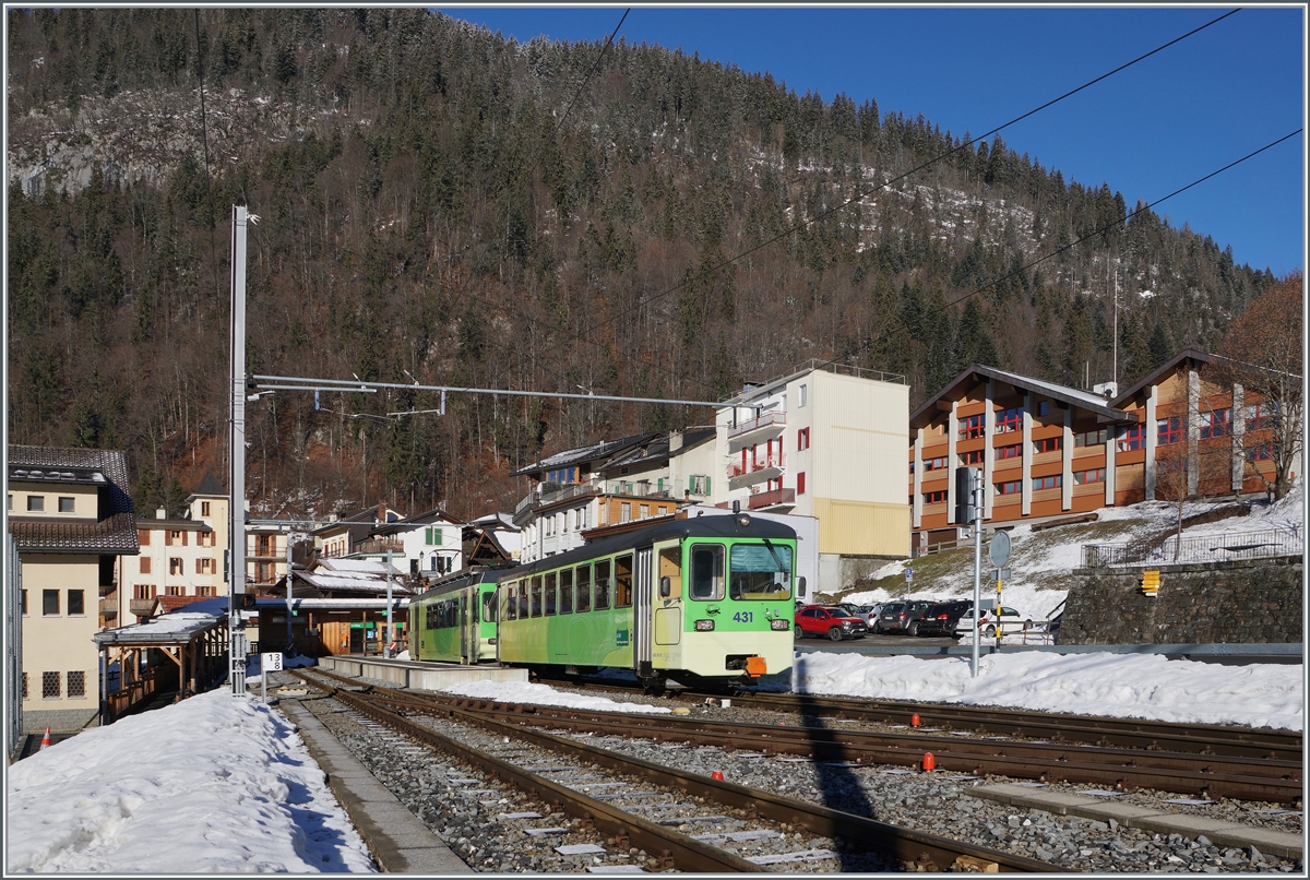 Der Bt 431 (ex BLT) mit einem schiebnenden ASD BDe 4/4 verlässt Le Sépey. 

8. Feb. 2022