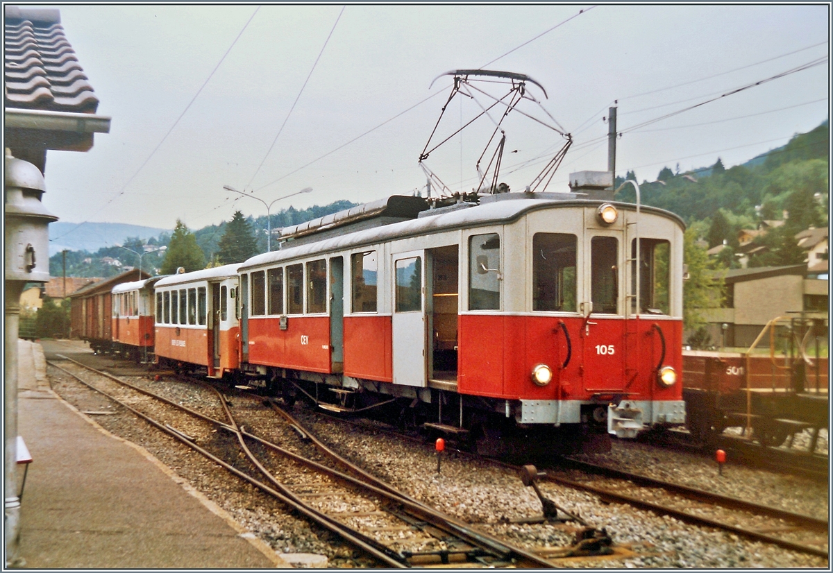 Der CEV BDe 4/4 105 mit einem Fotozug in Blonay. Der Triebwagen steht zur Zeit in Les Cases und sollte bei sich bietender Gelegenheit von der Blonay-Chamby Bahn aufgearbeitet werden, die hier angehängten Reisezugwagen hingegen sind verschwunden.

August 1986