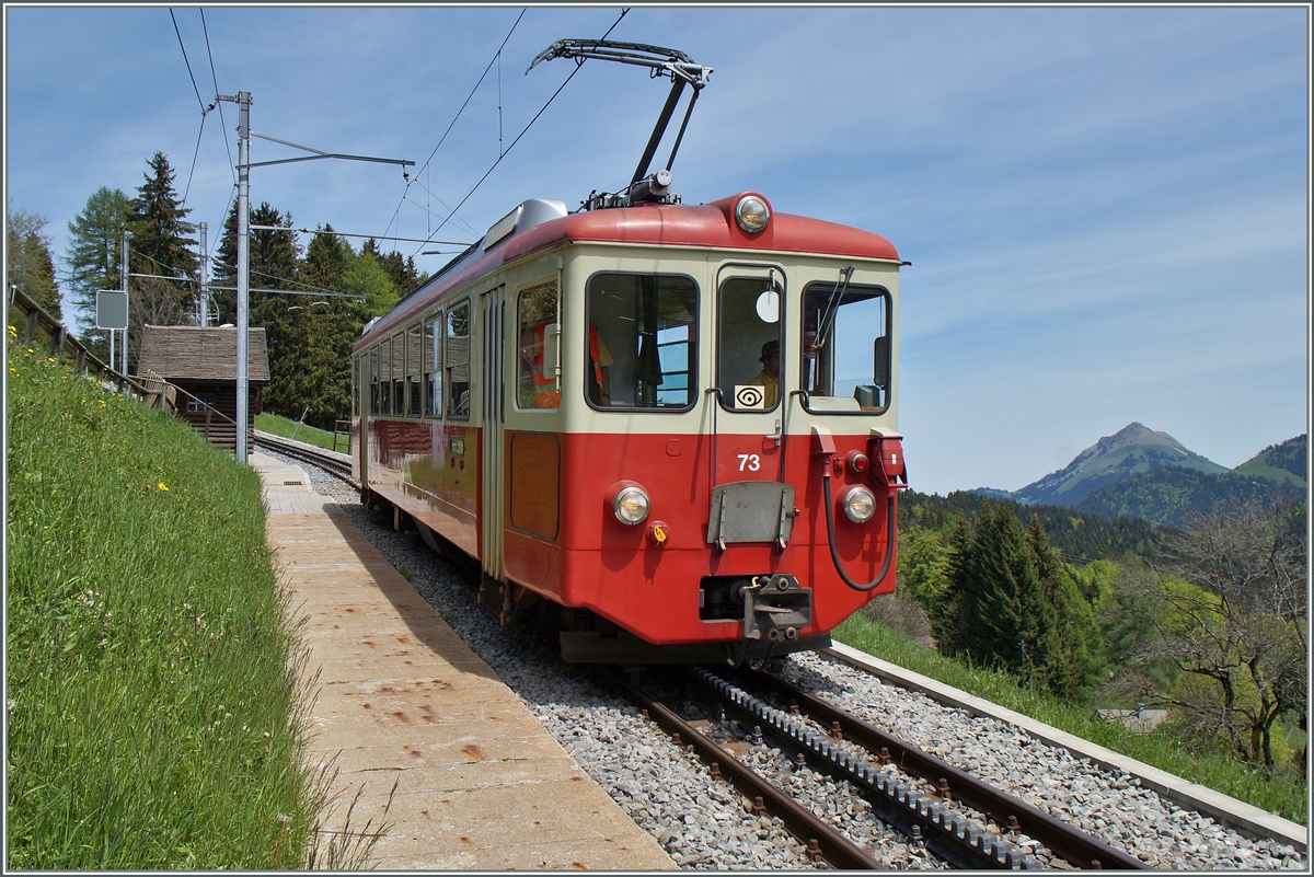 Der CEV BDeh 2/4 73 als  Schülerzug  auf dem Weg Richtung Blonay.
Lally, den 11. Mai 2015