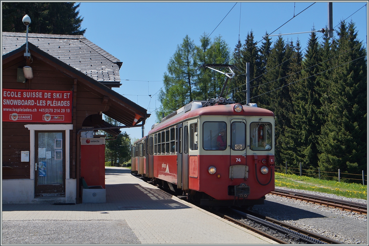 Der CEV BDeh 2/4 74 und der Bt 222 warten in Les Pléiades auf Fahrgäste Richtung Blonay.
18. Mai 2015