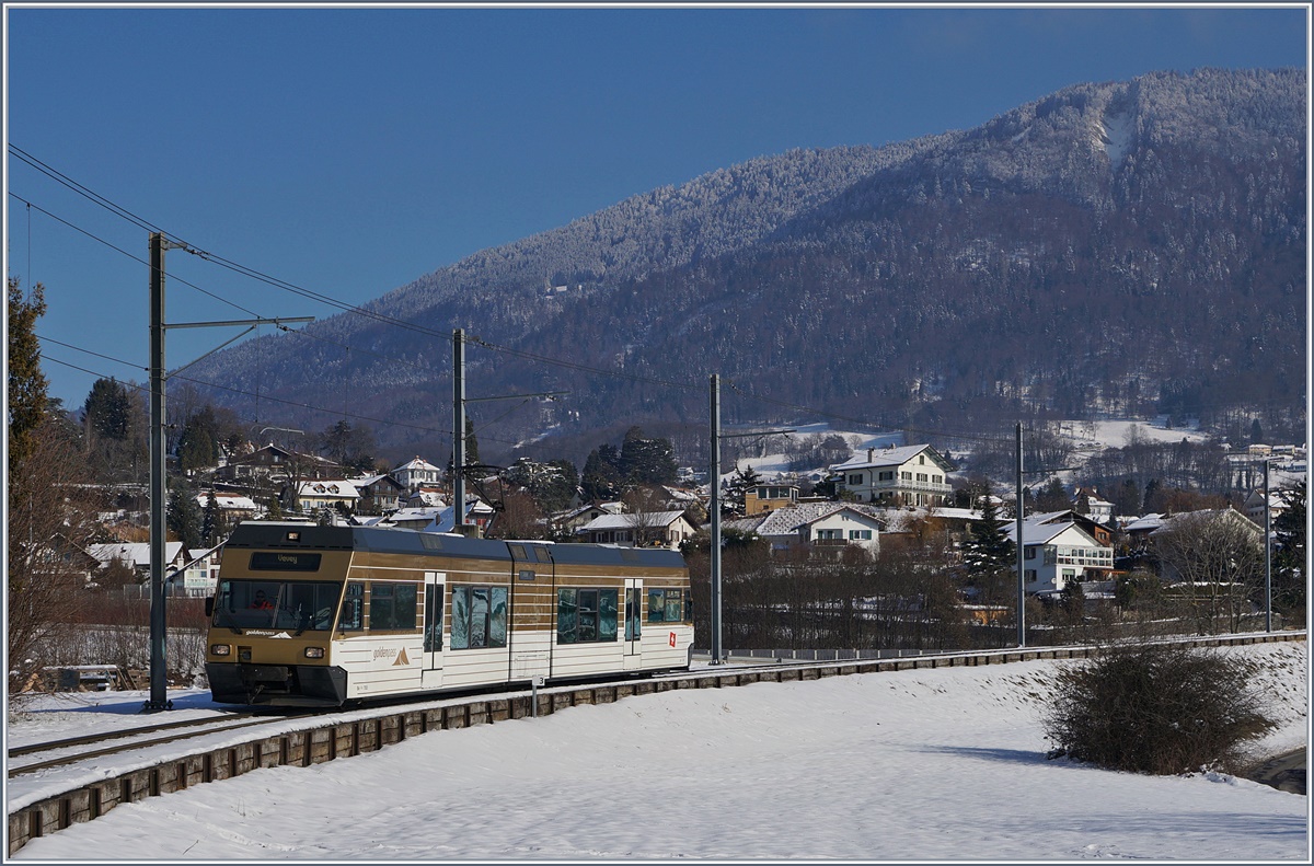 Der CEV GTW Be 2/6 7503  Blonay  bei Château D'Hauteville.
18. Jan. 2017