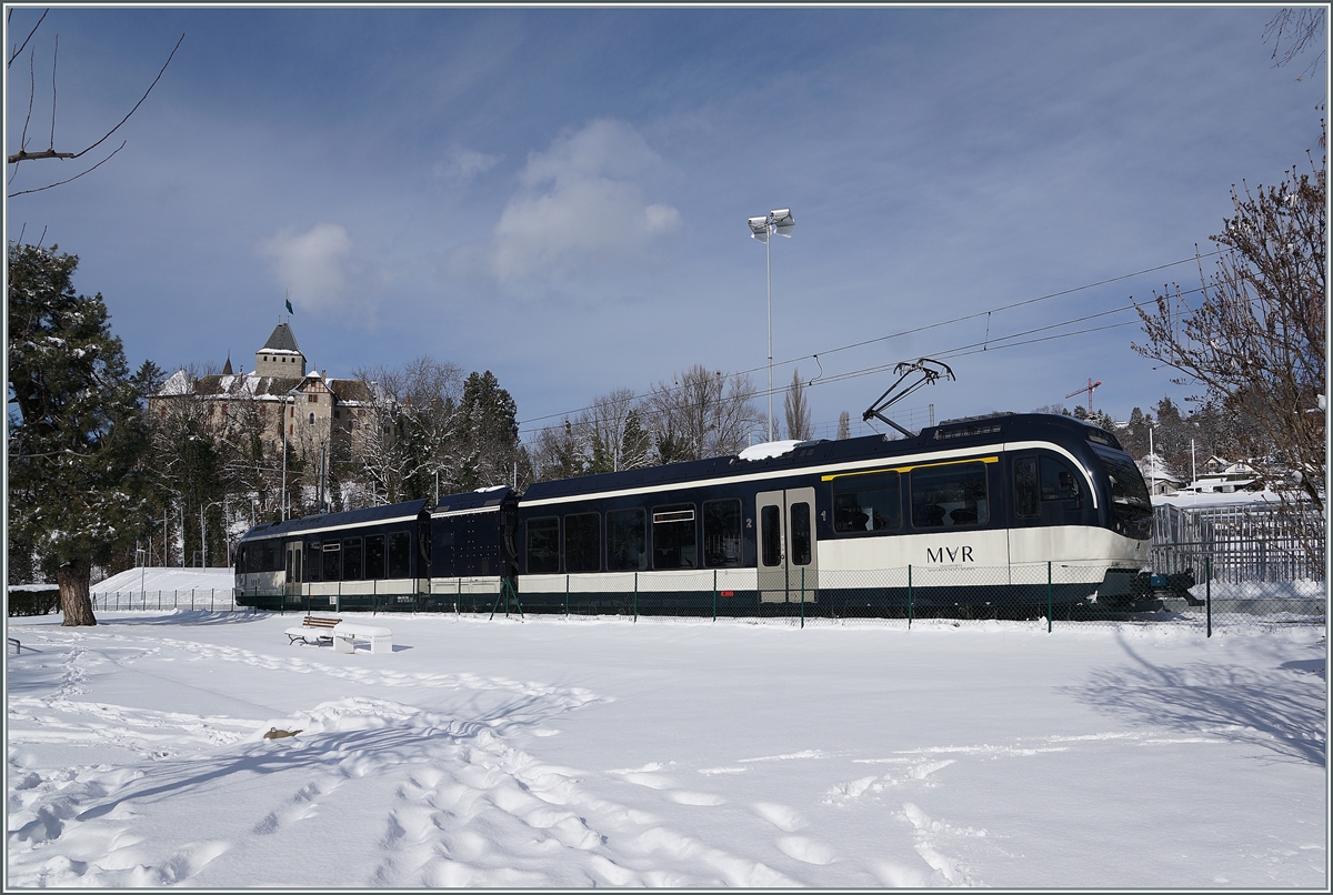 Der CEV MVR ABeh 2/6 7505 unterwegs nach Vevey beim Halt in Château de Blonay. Im Hintergrund das namensgebende Schloss. 

26. Jan. 2021