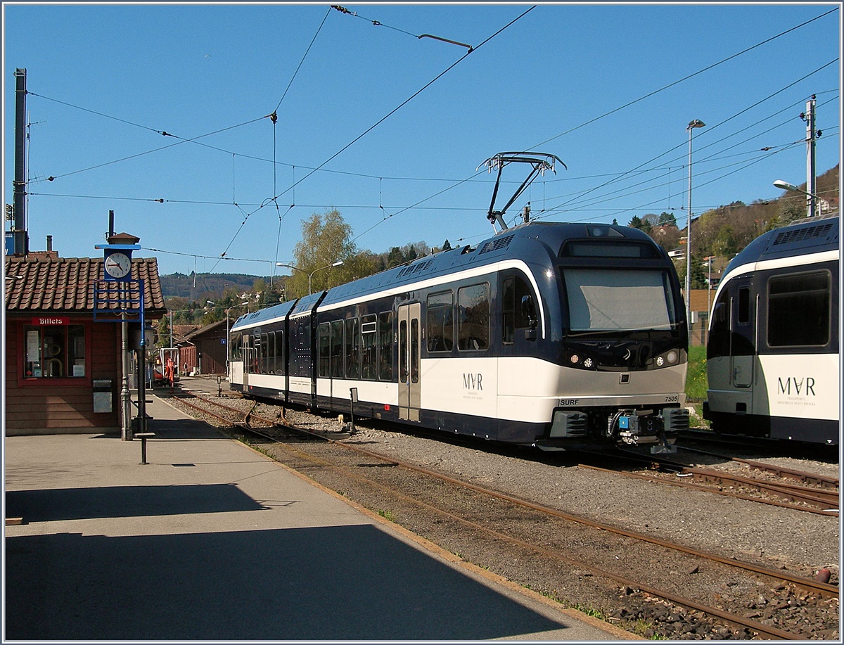 Der CEV MVR GTW ABeh 2/4 7505 hat im Vergleich zu seine vier Vorgängern eine leicht modifizierten Innenraum und keinen gelben Erstklasse-Streifen. 
Blonay, den 9. April 2017
