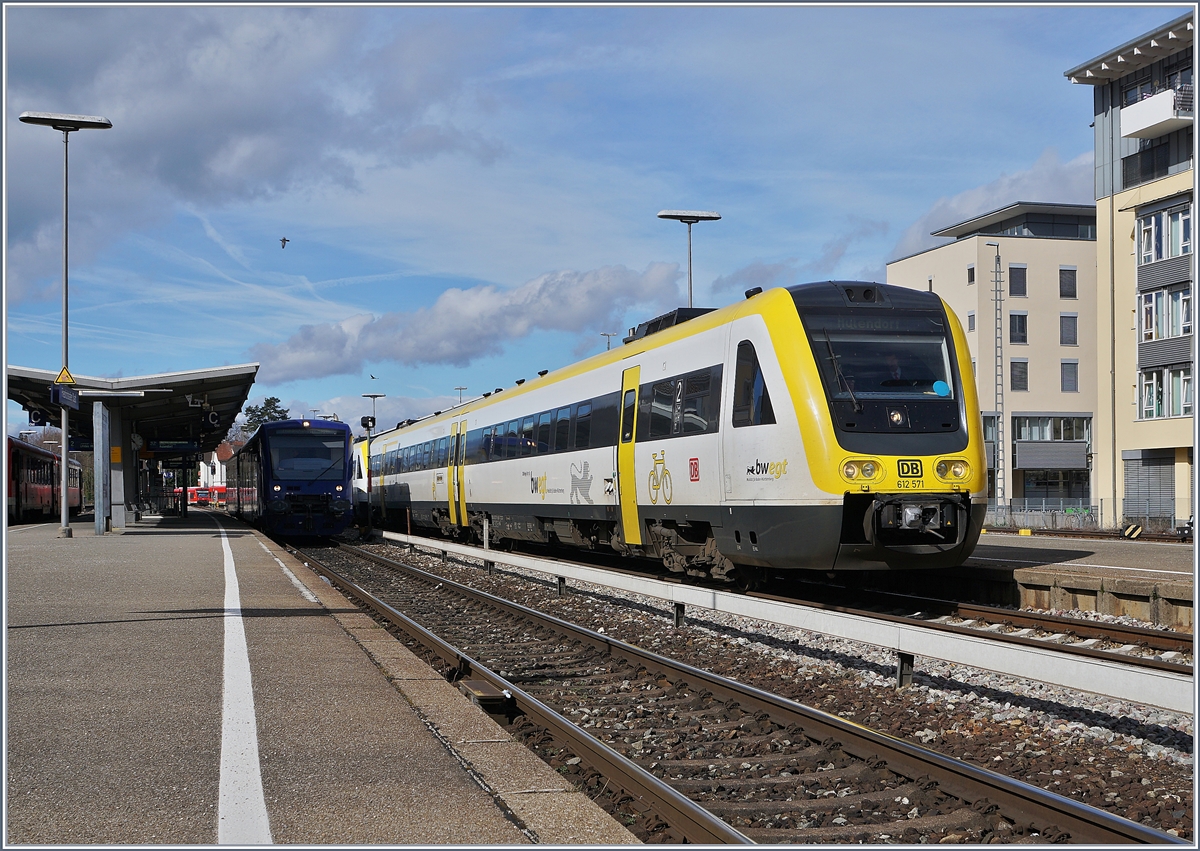 Der DB 612 571 als IRE nach Aulendorf beim Halt in Friedrichshafen Stadtbahnhof. 

16. März 2019