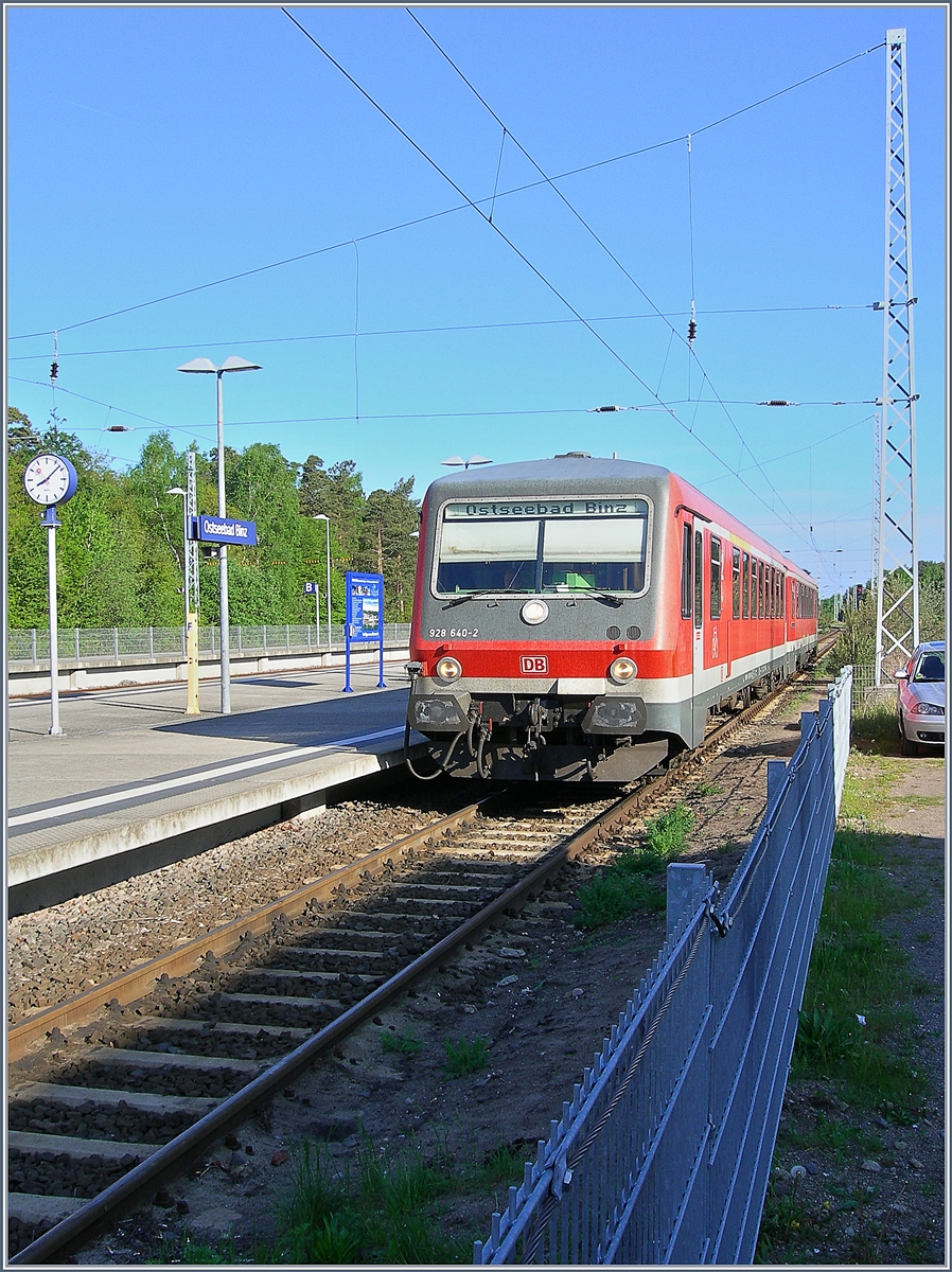 Der DB VT 628 mit dem Steuerwagen 928 640-2 an der Spitze erreicht als RB sein Ziel Ostseebad Binz. 

24. Mai 2006
