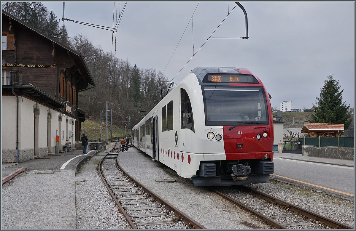 Der Der TPF SURF ABe 2/4 - B - Be 2/4 101  Moitié-Moitié  hat sein Ziel, den Bahnhof von Broc Fabrique erreicht. Zwei Tage später wird Umspur bedingten die Meterspurstrecke stillgelegt. Ab 2022 werden die Züge wieder bis Broc Village verkehren, ein Jahr später auch wieder bis Broc Fabrique.

3. April 2021