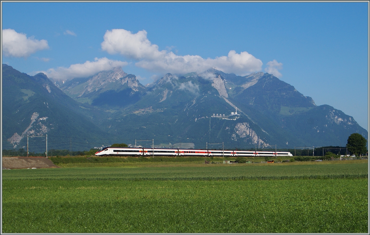 Der EC 37 von Genève nach Venezia kuzr vor Aigle. 
27. Mai 2015