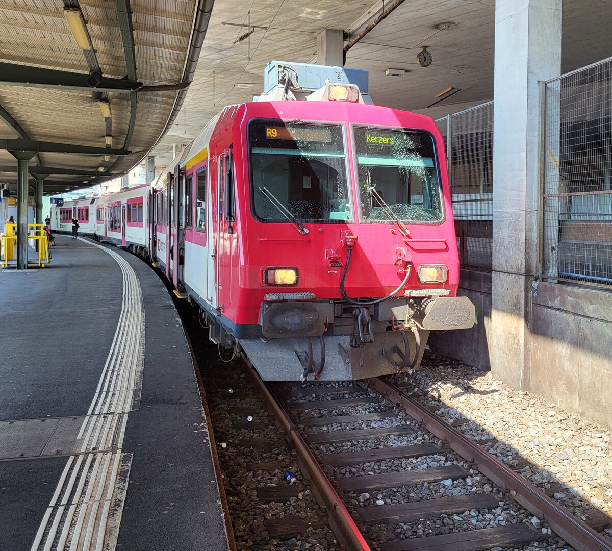 Der ehemalige TRAVYS Domino steht als R9 249374 in Lausanne auf Gleis 70 zur Abfahrt nach Kerzers bereitet. Wie man sieht, wurden die Frontscheiben unmittelbar vor der Aufnahme gereinigt. 

29. August  2024