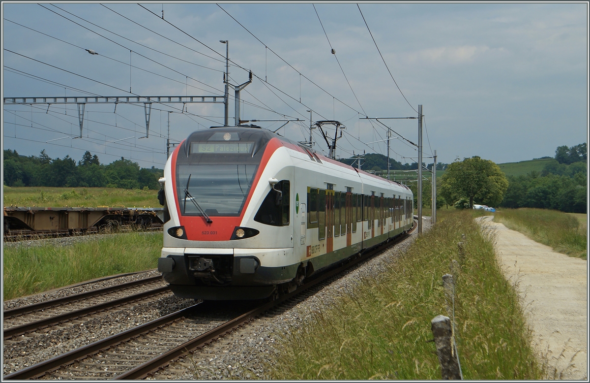 Der Flirt 523 031 bei Vufflens la Ville.
03.06.2014