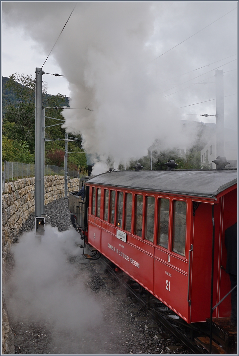 Der Gegenzug ist eingetroffen und somit kann die Fahrt weitergehen, kräftig dampfend erlässt die G 2x 2/2 105 mit ihrem Riviera Belle Epoque Zug St-Légier Gare in Richtung Blonay. 
Im Bild, der CEV BC2 21 (Schlieren/1902) der hier auf seiner alten Stamm-Strecke zum Einsatz kommt. 

27. Sept. 2020