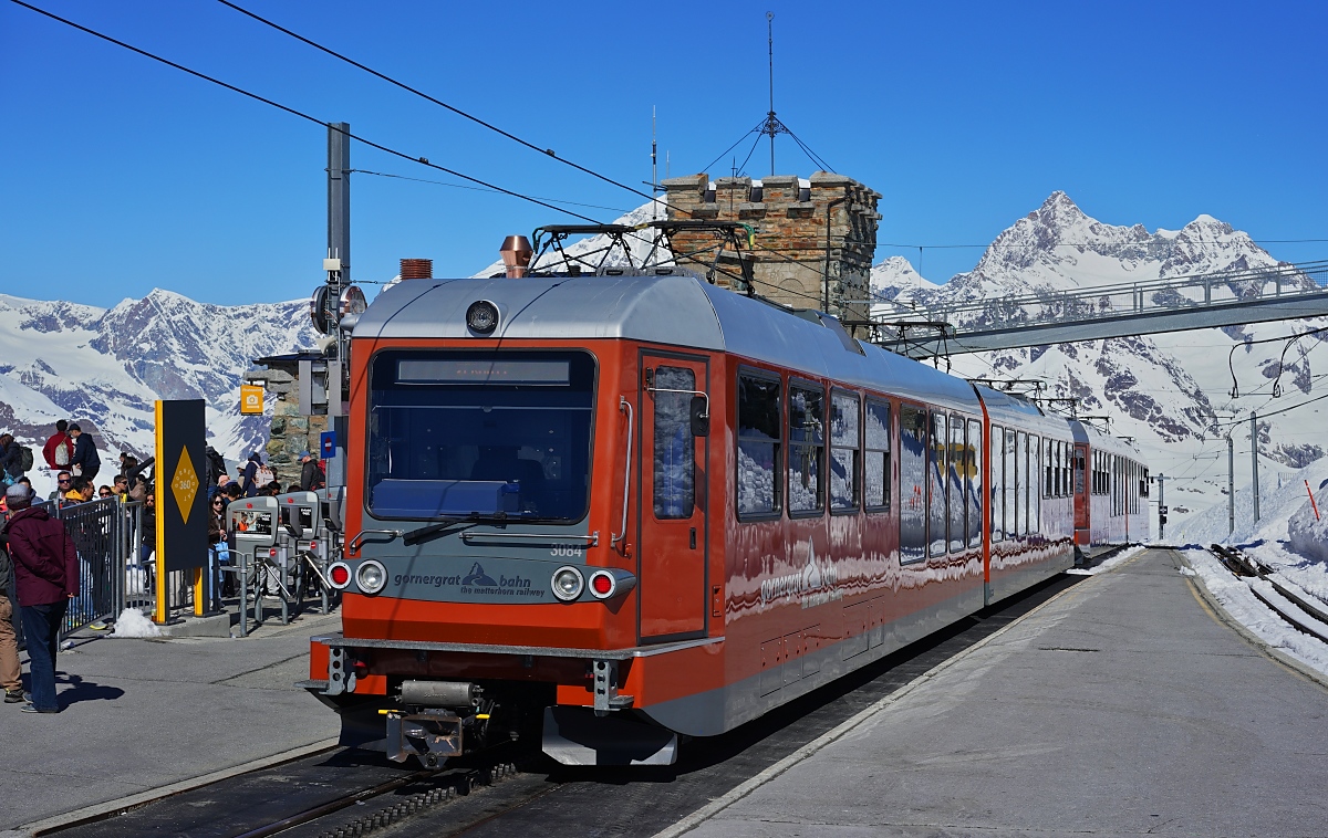 Der Gornergrat mal ohne Toblerone, daf�r mit dem Dent Blanche: Am 10.05.2024 wartet ein Bhe 4/6-Doppel, vorne der Bhe 4/6 3084, auf Fahrg�ste nach Zermatt