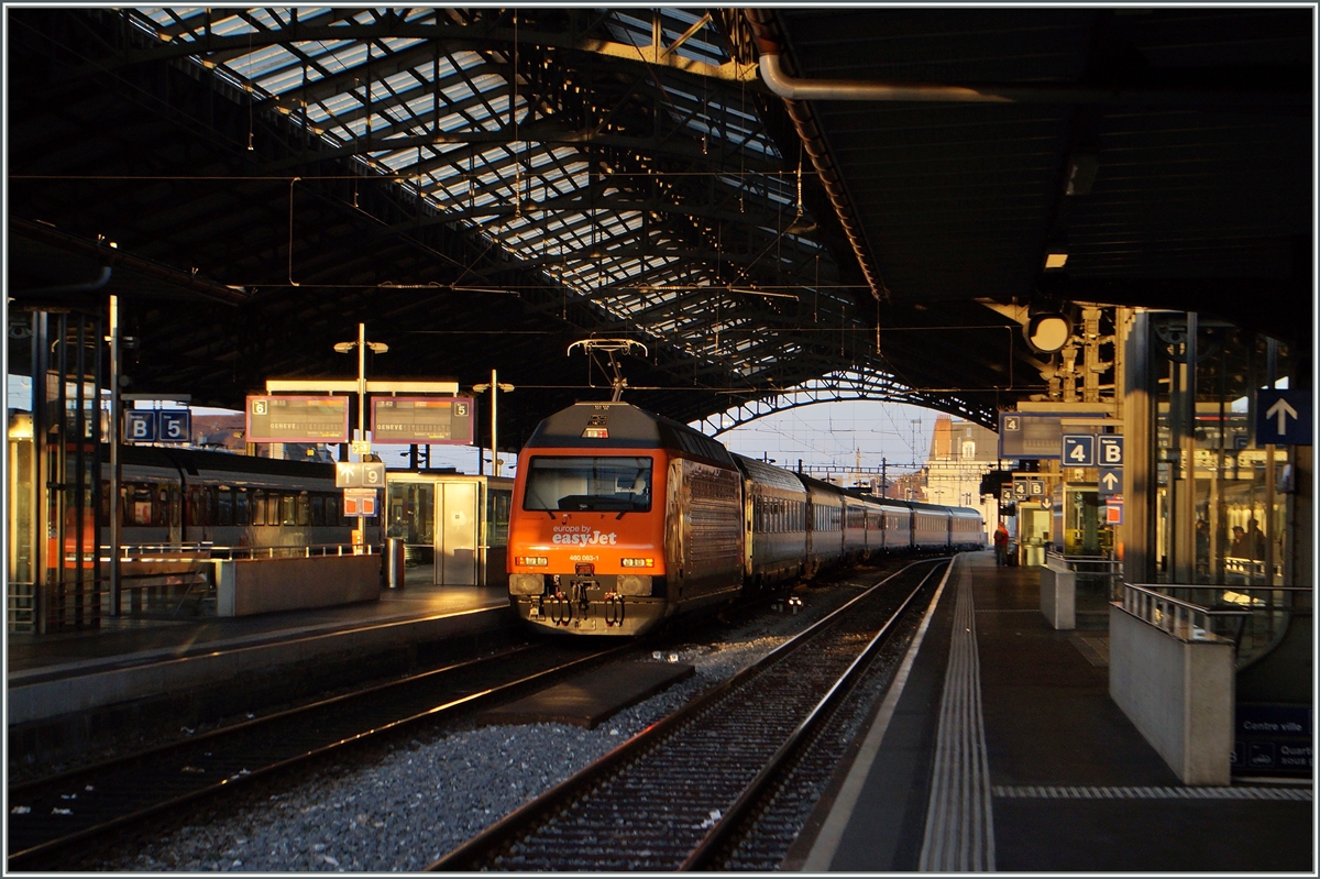 Der Herbst färbt nicht nur Landschaften bunt, sondern auch Loks: Auf Flughöhe  Nul  wirbt nun Easy-Jet für ihre Fluglinien. Die SBB Re 460 063-1 mit dem IC von Zürich verlässt Lausanne pünktlich Richtung Genève.
2. Nov. 2014