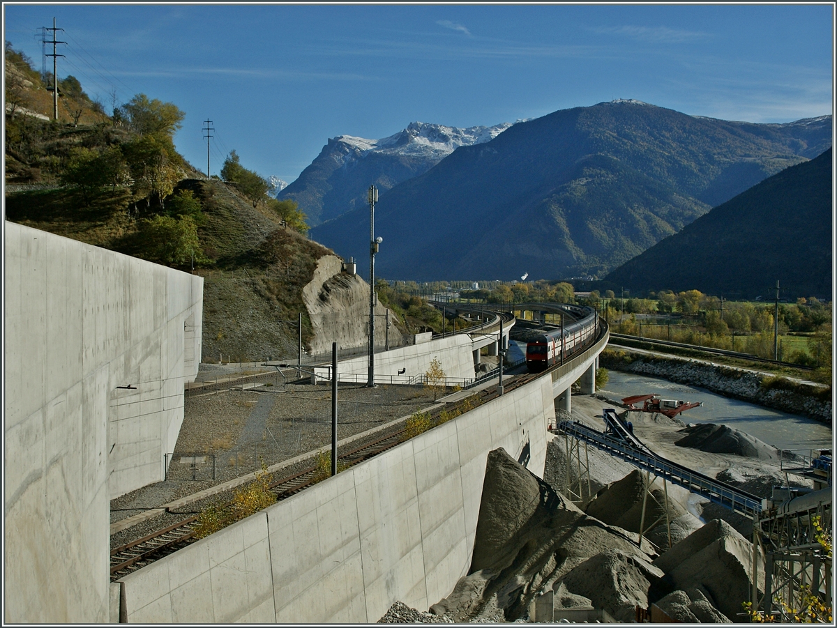 Der IC Brig Romanshorn erreicht das S�dportal des L�tschberg Basis Tunnel. 
7. Nov. 2013