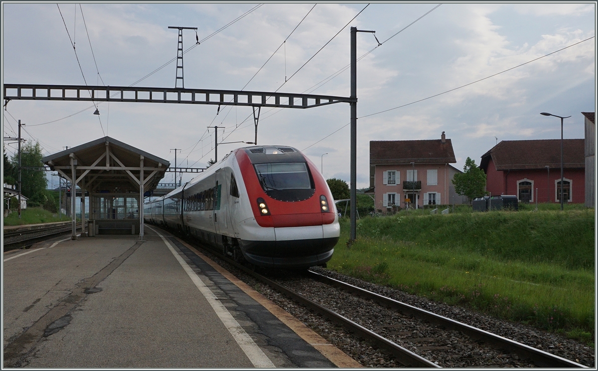 Der ICN 1508 von Zürich HB nach Lausanne bei der Durchfahrt in Chavornay.
14. Mai 2016