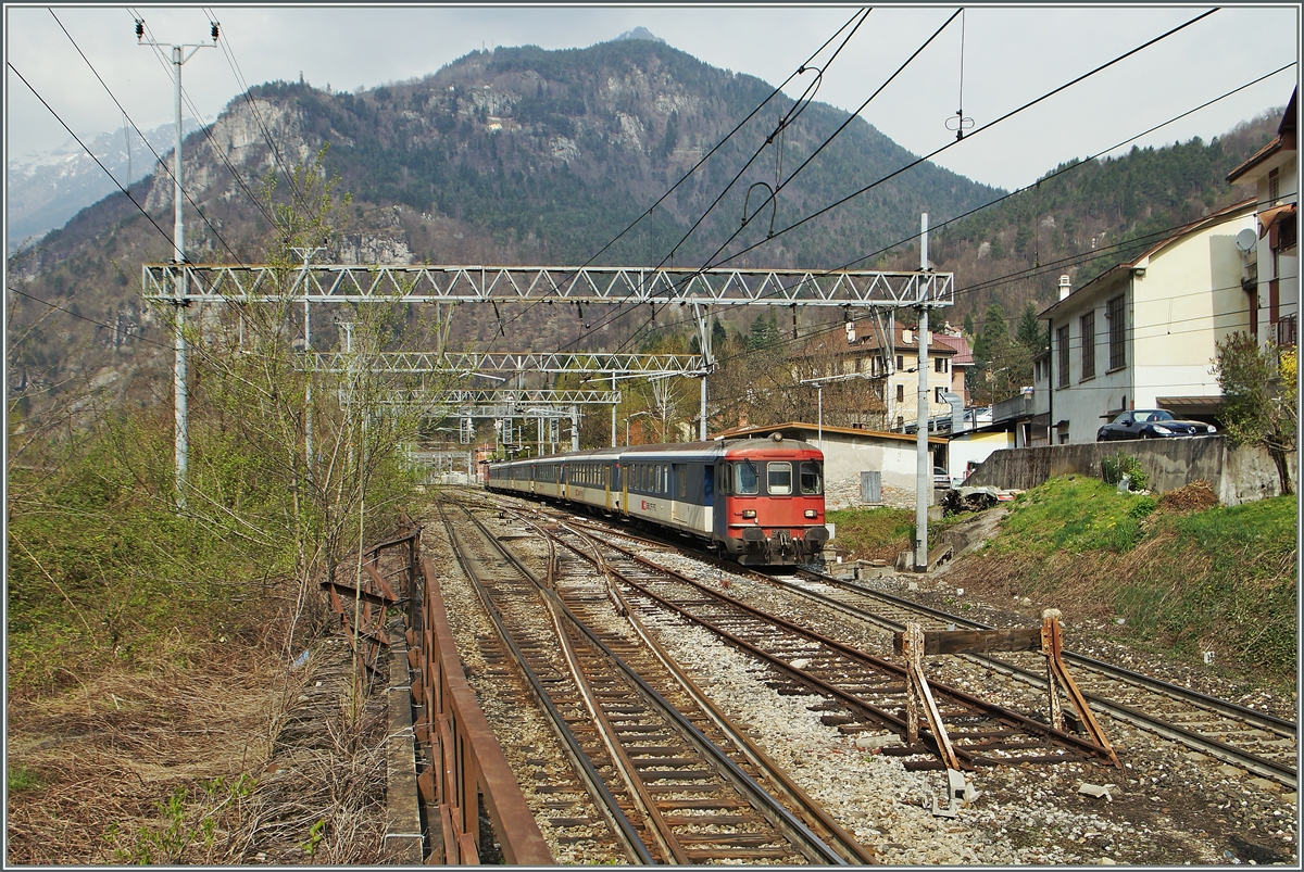 Der IR 3317 Brig - Domodossola bei der Durchfahrt in Varzo. 
11. April 2015