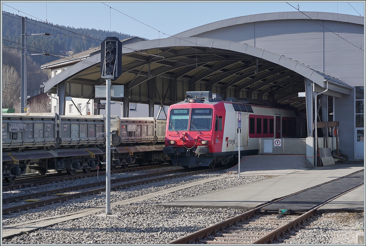 Der kleine Endbahnhof Le Brassus im Vallée de Joux bot an diesem Tag eine erstaunliche Fahrzeugvielfalt: Das begann bereits damit, dass der Regelpendelzug Domino infolge der auf dem gleiche Gleis abgestellten Re 6/6 nicht vollständig in der Bahnhofshalle Platz fand und der RABe 560 385-7 (RABE 560 DO TR 94 85 7 560 385-7 CH-TVYS)  Lac de Joux  seinen Kopf in den schöne Frühlingstag strecke. 
24. März 2022