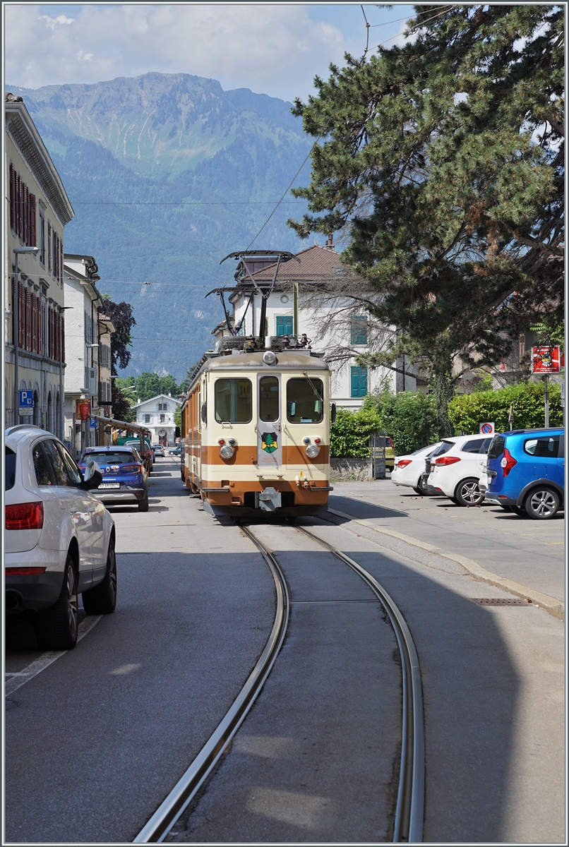 Der letzte noch in der braunen Farbgebung gehaltene AL Zug, bestehend aus dem AL Bt 351  Aigle  und dem AL BDeh 4/4 302  Leysin  ist in der Altstadt von Aigle auf der Fahrt zum Bahnhof von Aigle.

4. Juni 2023