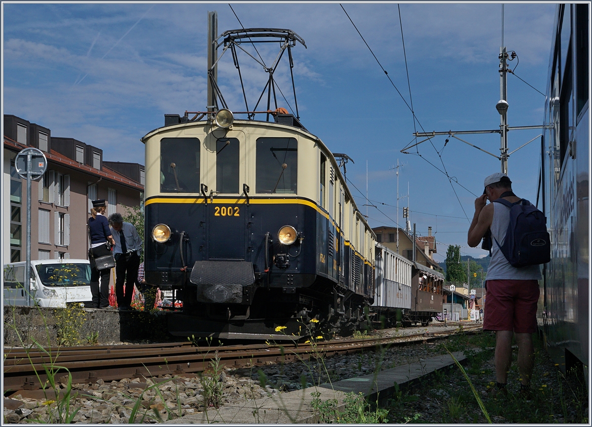 Der mächitige FZe 6/6 2002 der MOB bespannte den ersten Zug zum diesjährigen Pfingstfestival 2017 der Blonay Chamby Museumsbahn und wird hier in Blonay ausgiebig fotografiert.
3. Juni 2017