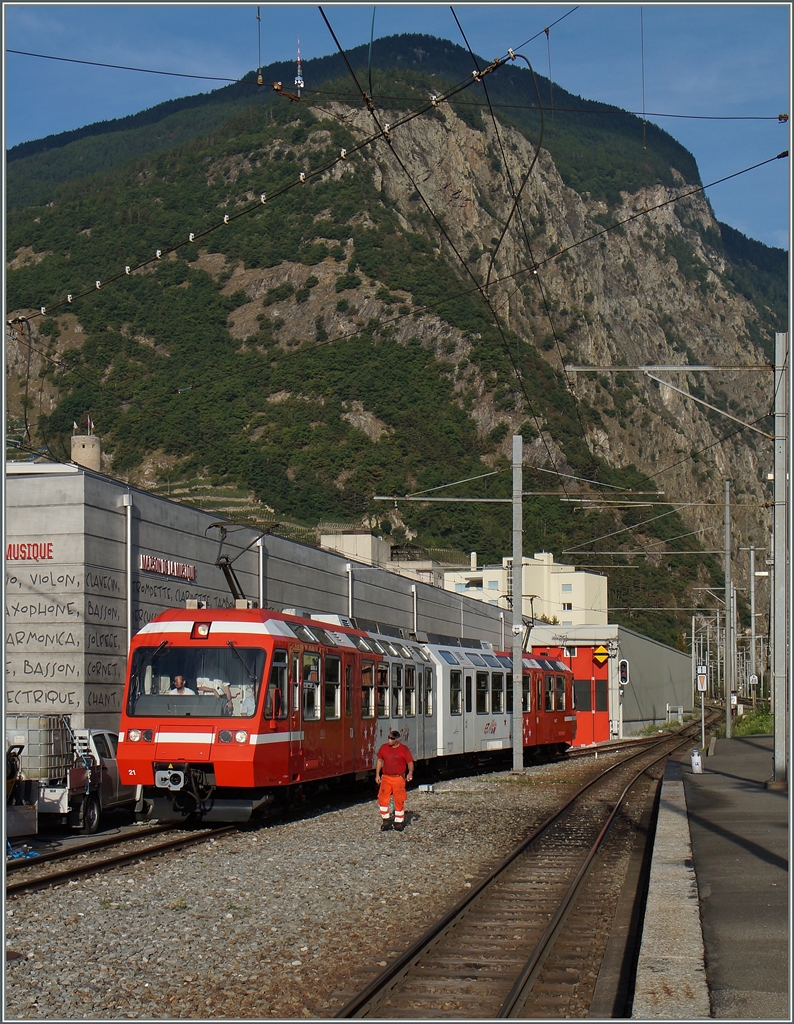 Der MC TMR BDeh 4/8 21 rangiert in Martigny. 

28. Aug. 2015