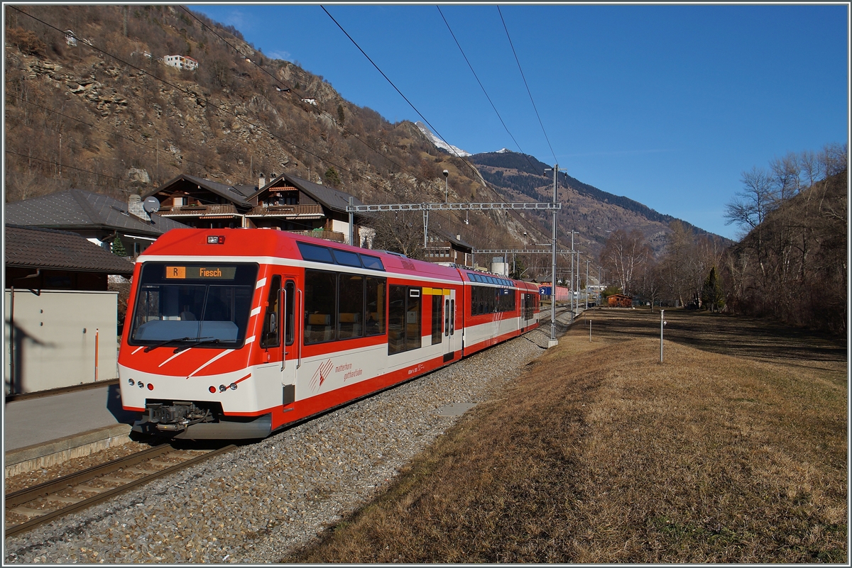 Der MGB ABDeh 4/8 2025, als Regionalzug 336 von Zermatt nach Fiesch fahrend, beim kurzen Halt in Bitsch.
27. Dez. 2015