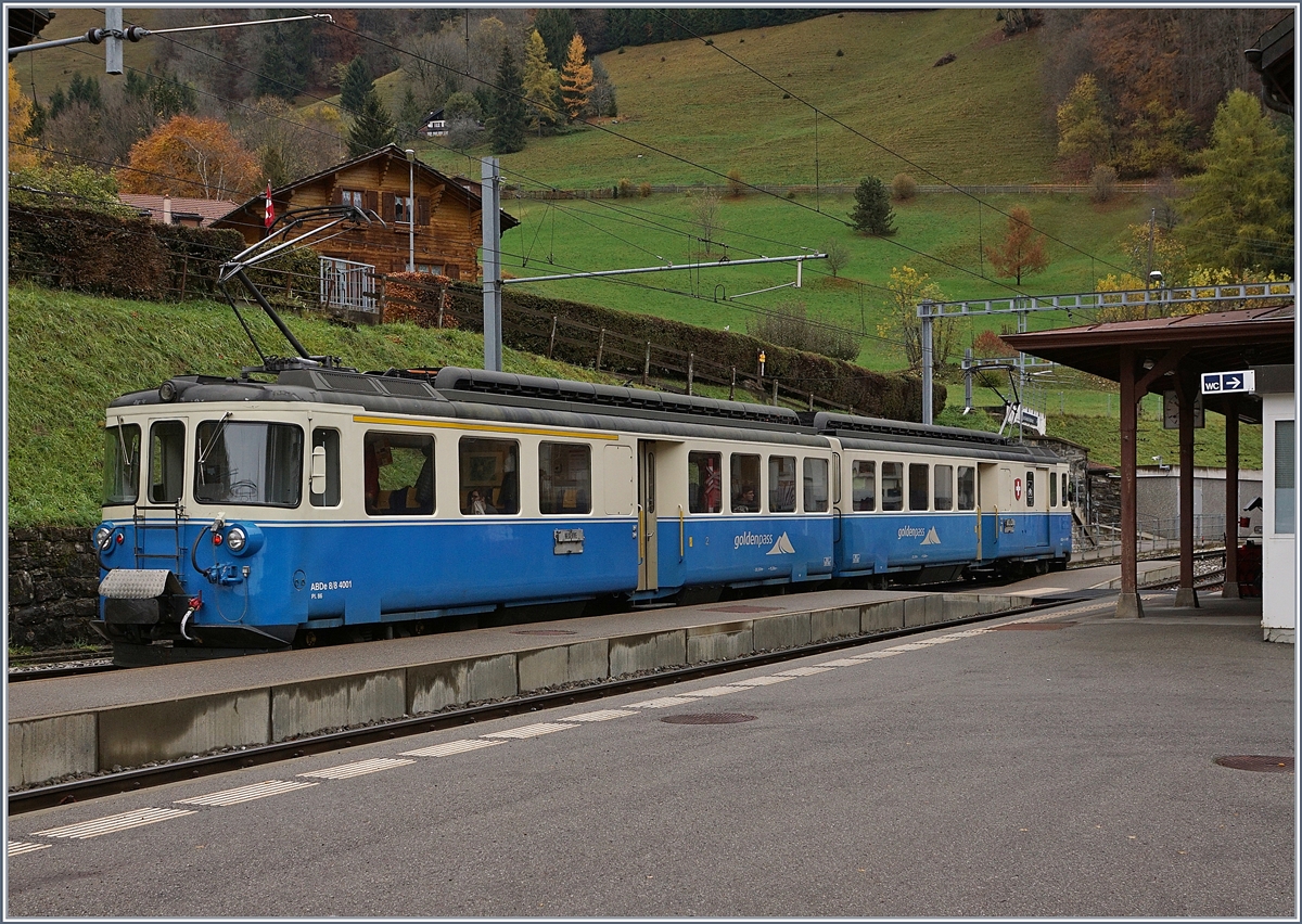 Der MOB ABDe 8/8 4001 auf Extrafahrt beim Halt in Les Avants.
11. Nov. 2017