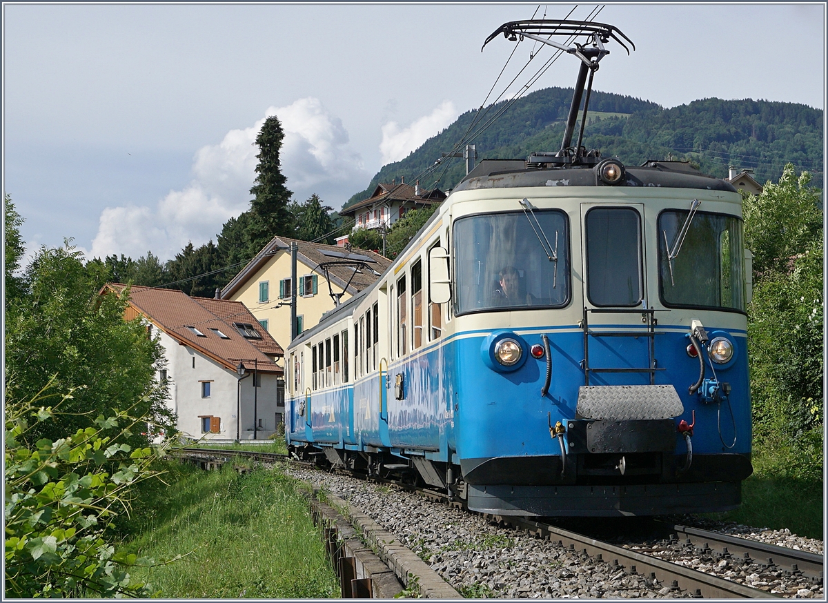 Der MOB ABDe 8/8 4001 SUISSE hat Planchamp hinter sich gelassen und fährt nun als Regionalzug 2315 Richtung Montreux. 
21. Juni 2018