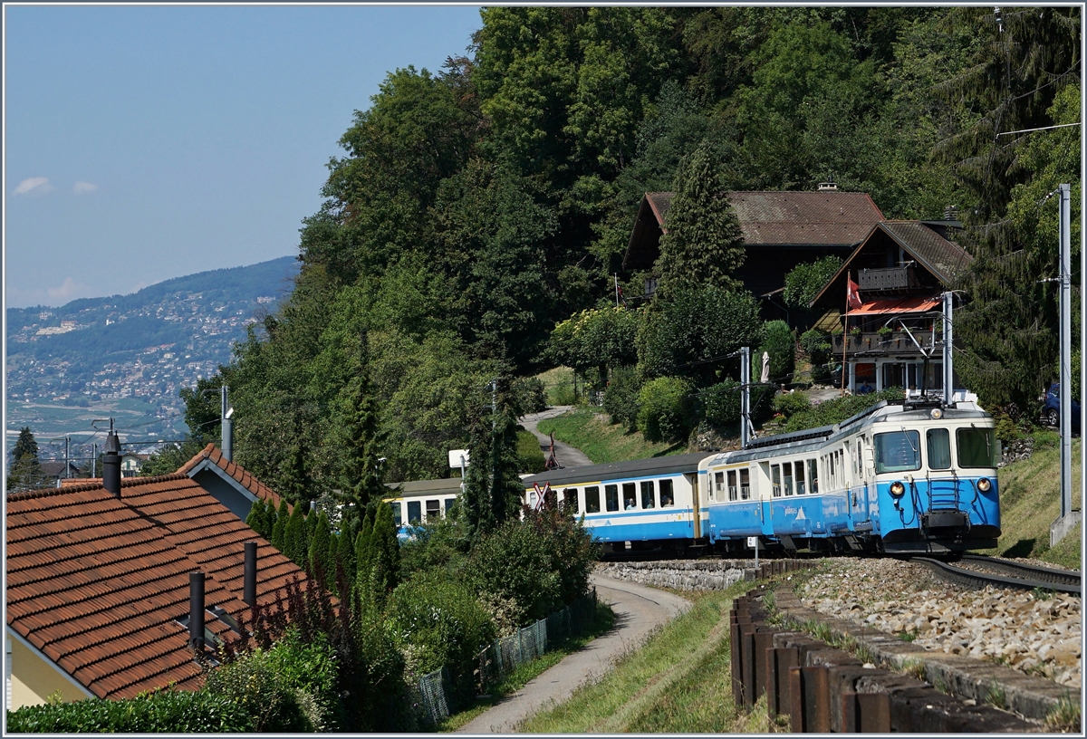 Der MOB ABDe 8/8 4002 VAUD mit einem Regionalzug nach Zweisimmen bei Chernex.
21. Augst 2018