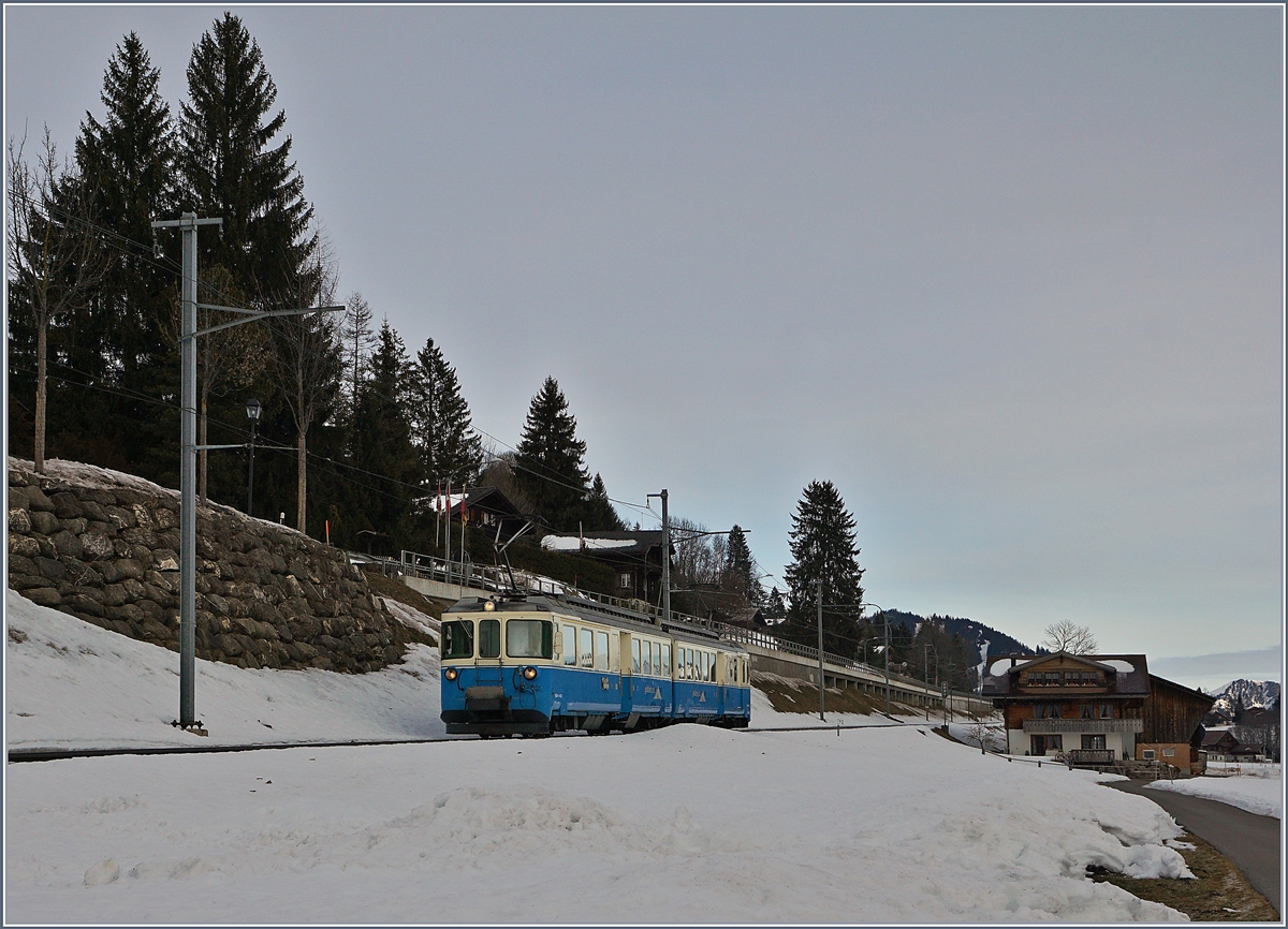 Der MOB ABDe 8/8 4002 VAUD bei Schönried.
101 Jan. 2018