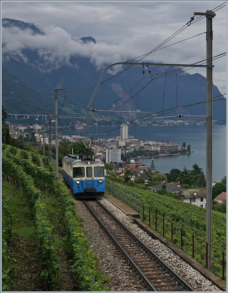 Der MOB ABDe 8/8 4002 VAUD auf der Fahrt nach Chernex oberhalb von Montreux kurz vor Châtelard VD.

19. August 2019