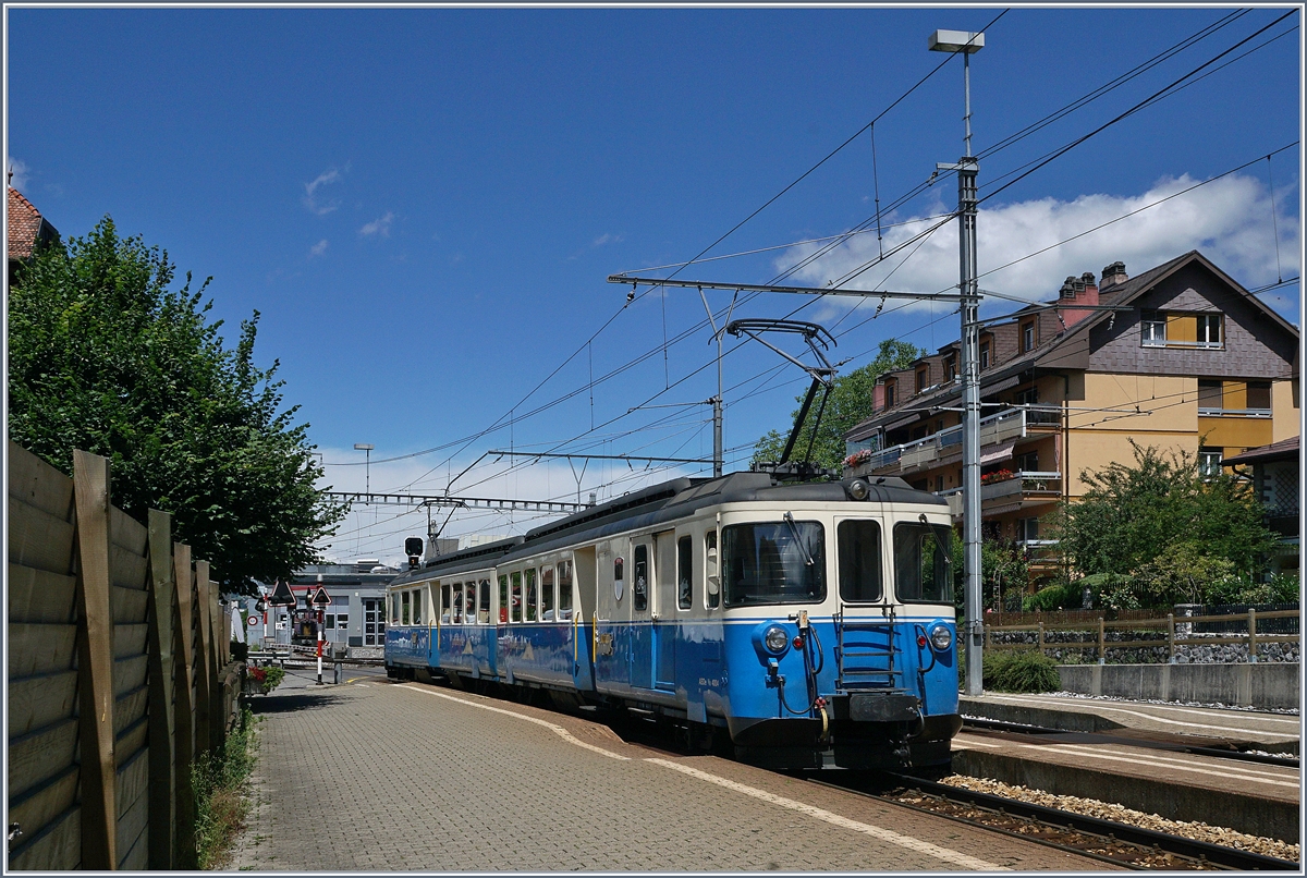 Der MOB ABDe 8/8 4004  Fribourg  verlässt als Regionalzug 2327 Chrenex.
30.07.2017