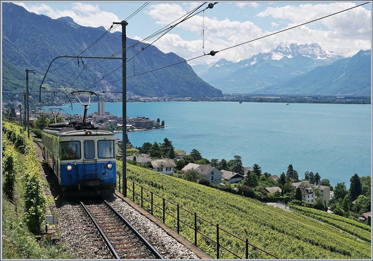 Der MOB ABDe 8/8 4004  Fribourg  auf der Fahrt nach Chernex oberhalb von Montreux kurz vor Châtelard VD.
30. Juni 2017