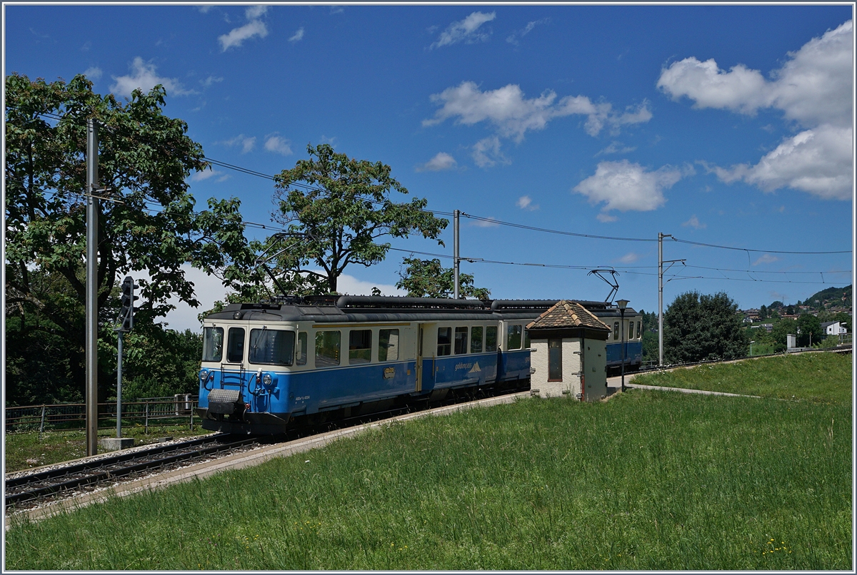 Der MOB ABDe 8/8 4004  Fribourg  als Regionalzug in Châtelard VD.
30. Juni 2017
