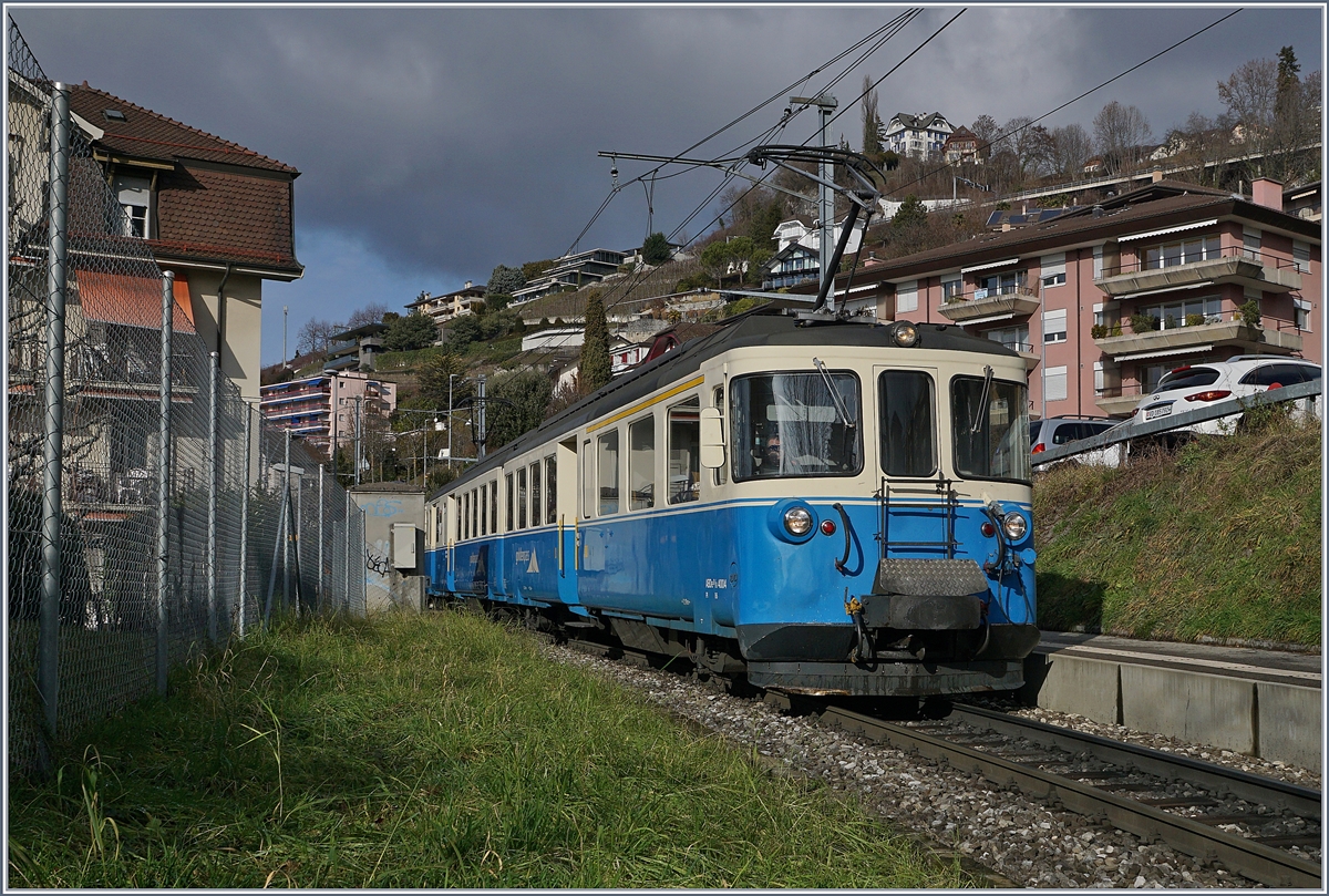 Der MOB ABDe 8/8 4004 FRIBOURG beim Halt von Vuarennes.
18. Jan. 2019