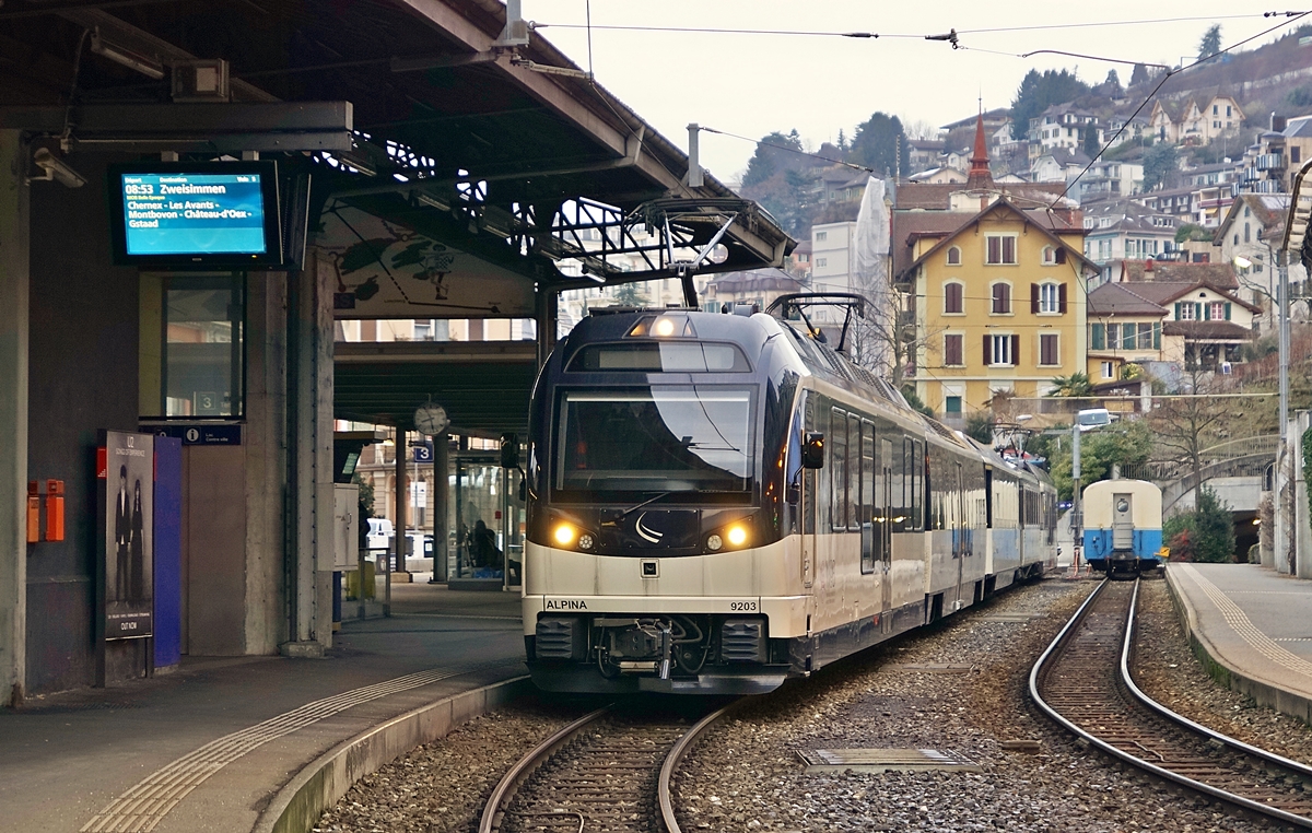 Der MOB Alpina Be 4/4 9203 mit einem Regionalzug nach Zweisimmen. (Am Schluss des Zuges ist eine weiterer ABe 4/4 Alpina eingereiht).

07. Jan. 2018