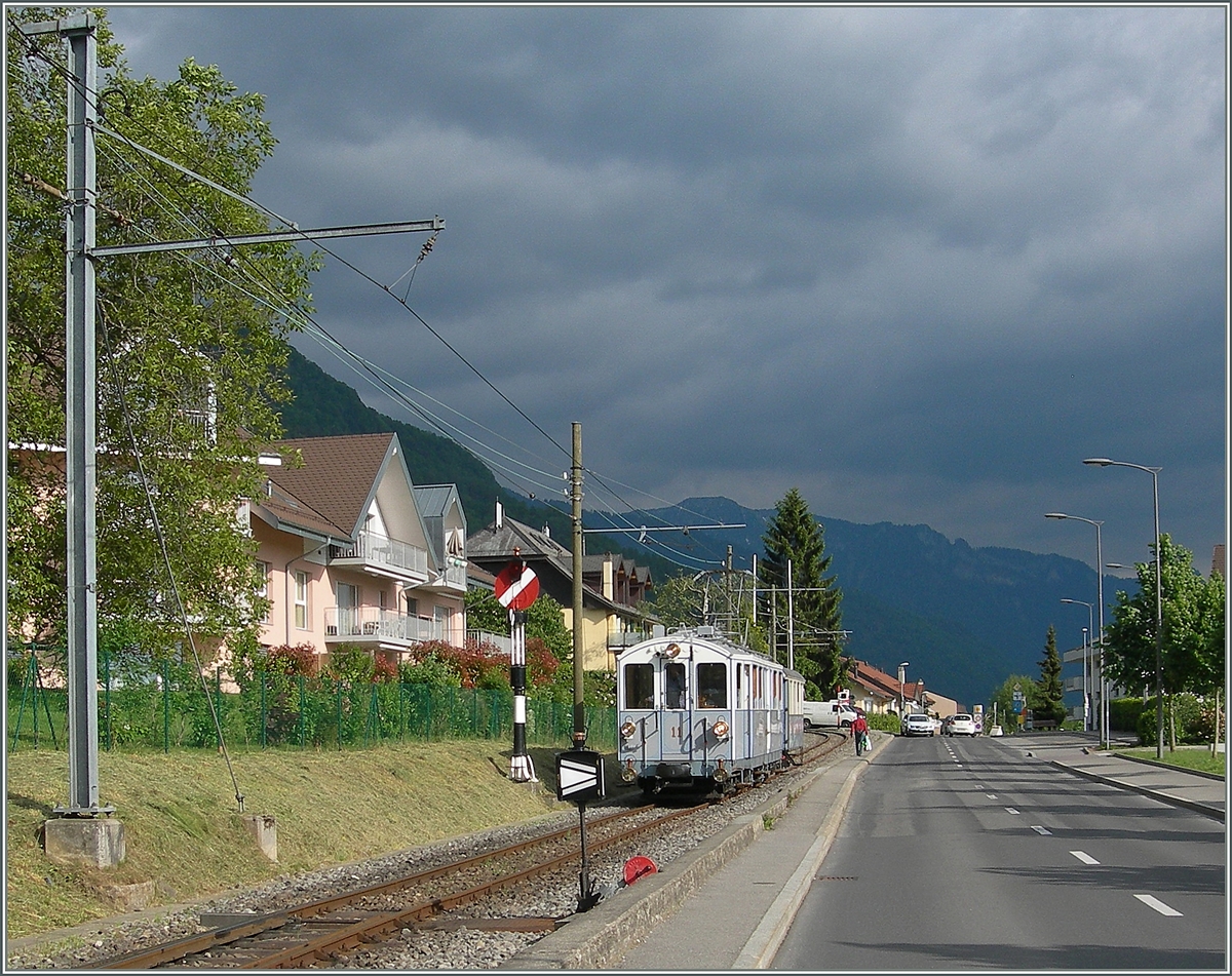 Der MOB BCFe 4/4 11 (Baujahr 1905) der Blonay-Chamby Bahn erreicht Blonay.

23. Mai 2015