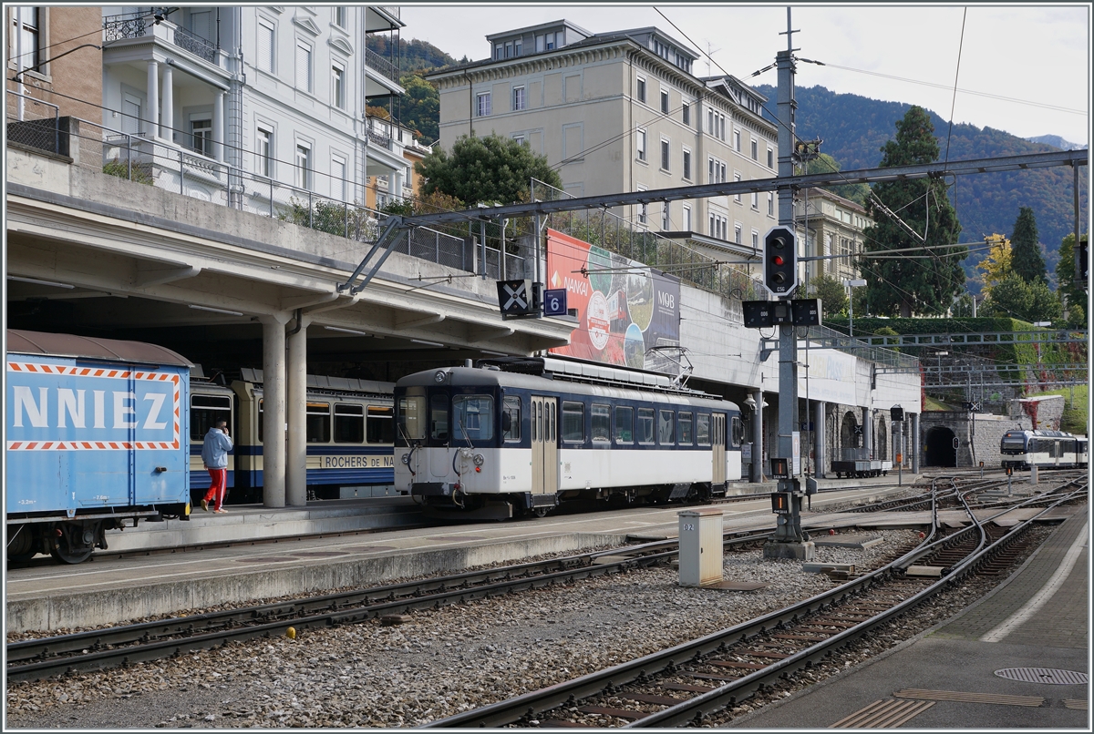 Der MOB Be 4/4 1006 steht abfahrbereit in Montreux.

12.10.2020