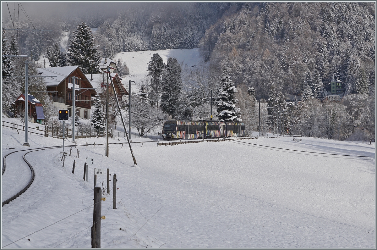 Der MOB Be 4/4 5001 mit seinen Steuerwagen ABt 341 und Bt 241 als Regionalzug kurz nach Les Avant auf dem Weg nach Montreux. Der Zug wurde von Sarah Morris in dieser gelungen Form als  Monarch  gestaltet.

2. Dez. 2020