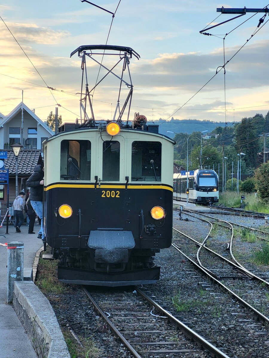 Der MOB FZe 6/6 2002 der BC steht am späten Abend mit einem Extrezug im Banhoh von Blonay
25. Mai 2024